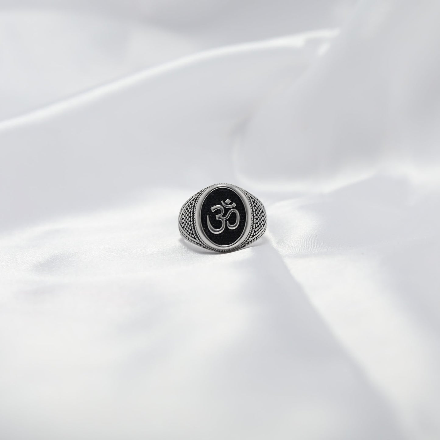 Om Signet Ring