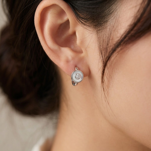Daira Studs