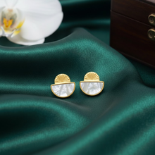 Load image into Gallery viewer, Sun n Moon Earring