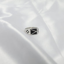 Load image into Gallery viewer, Geometric Onyx Signet Ring