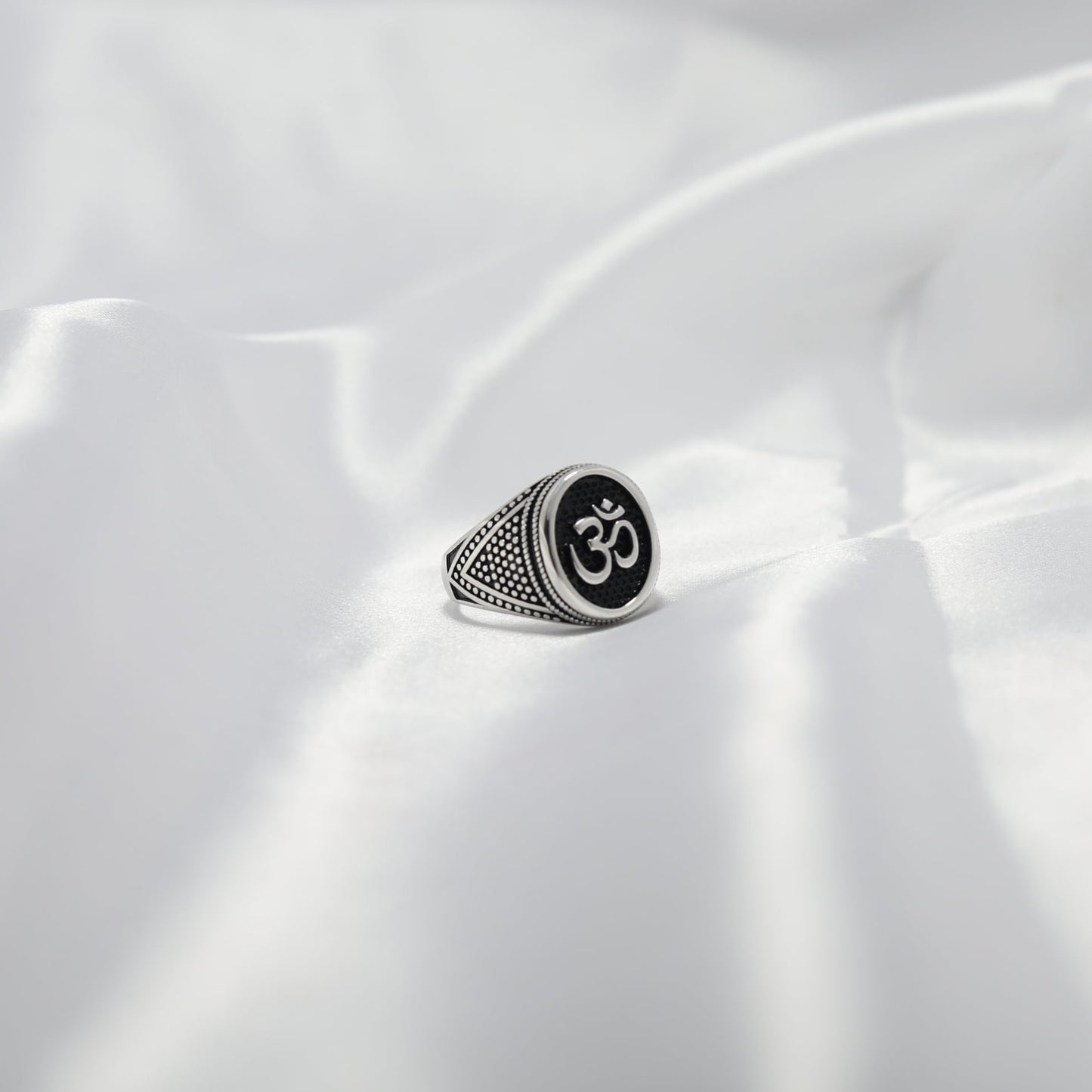 Om Signet Ring
