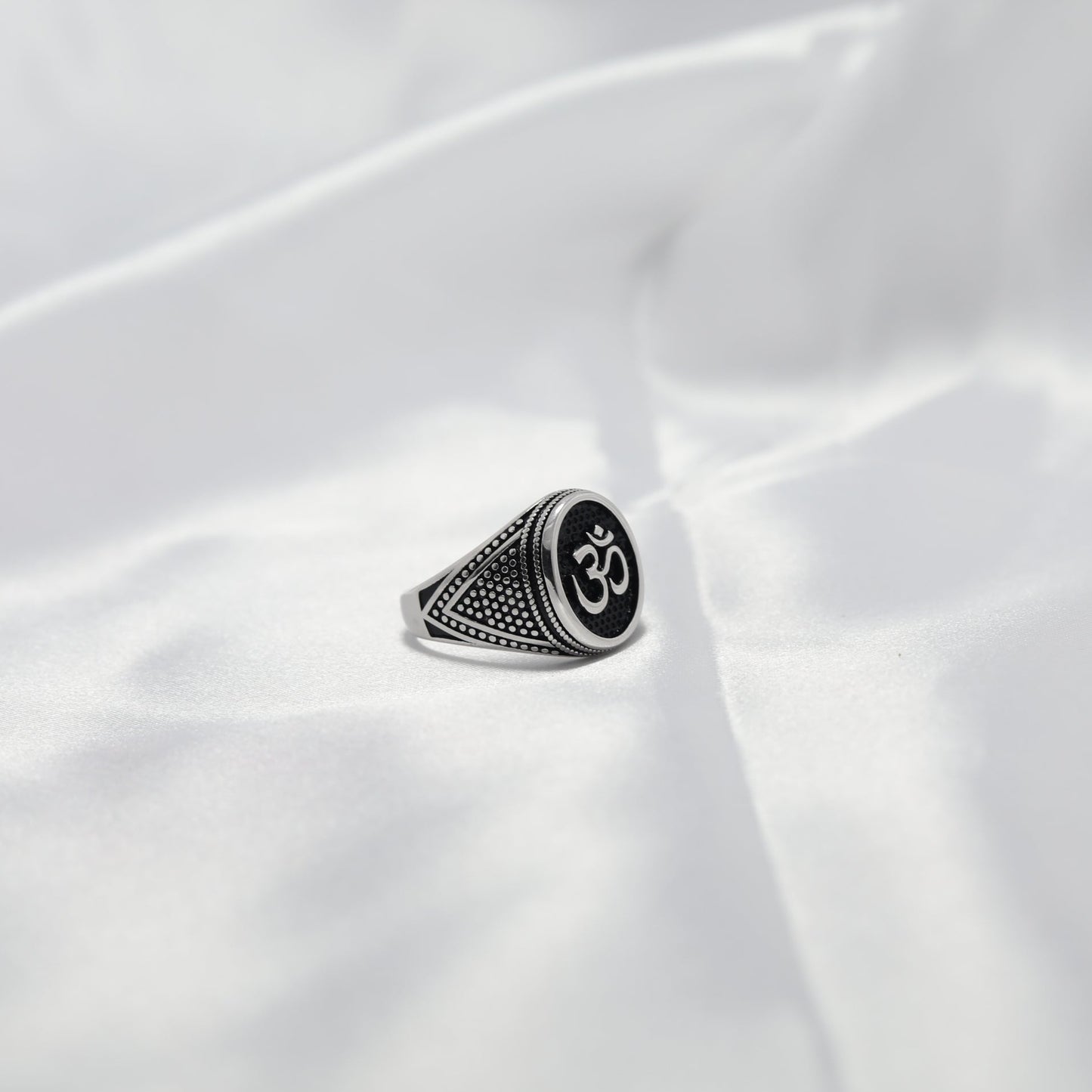 Om Signet Ring