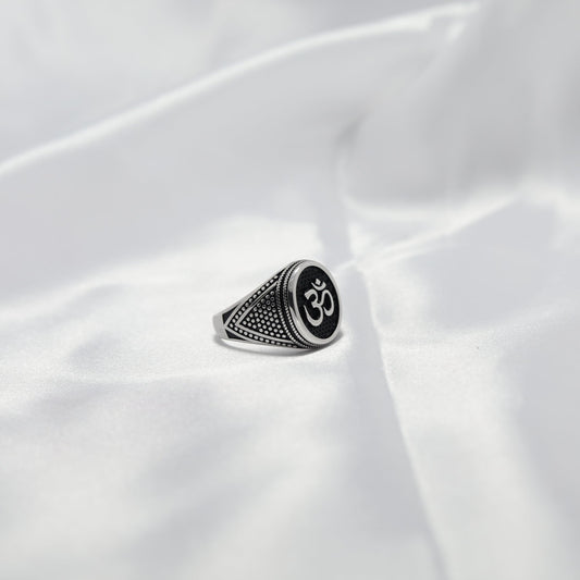 Om Signet Ring