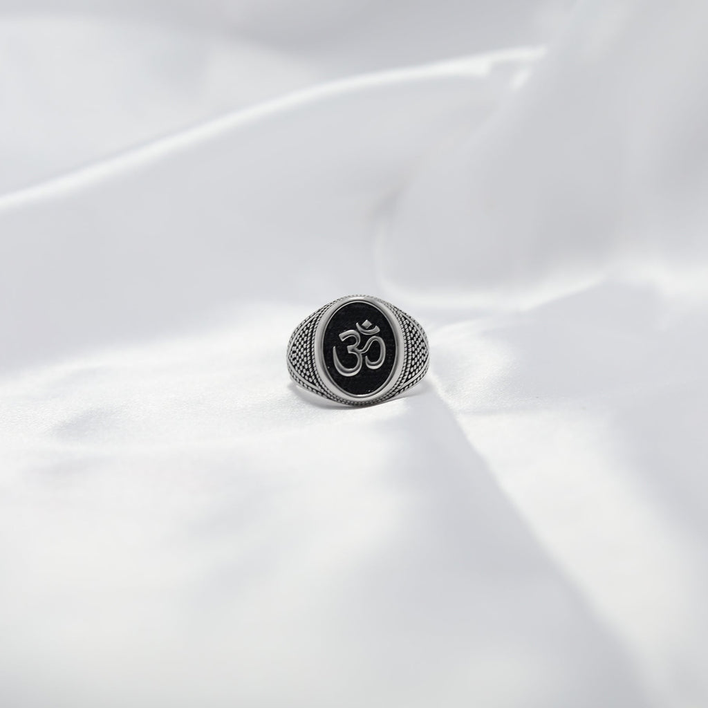 Om Signet Ring