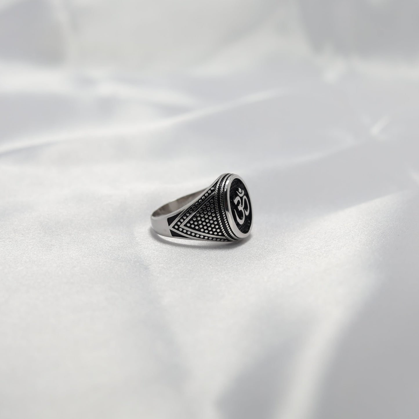 Om Signet Ring