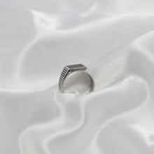 Load image into Gallery viewer, Bold Black Square ring