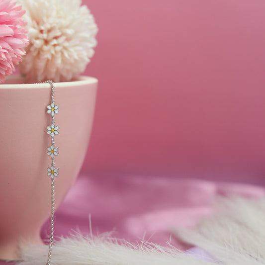 Daisy Chain Bracelet – A Blooming Beauty