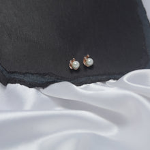 Load image into Gallery viewer, Pearl Hold Earrings