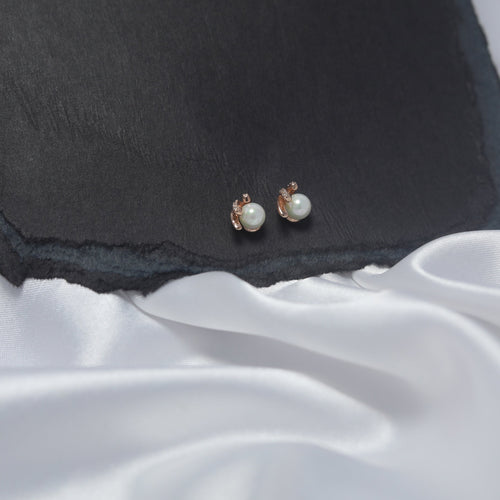 Pearl Hold Earrings