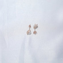 Load image into Gallery viewer, Pearl Hold Earrings
