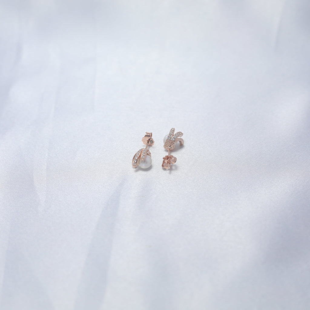Pearl Hold Earrings
