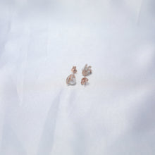Load image into Gallery viewer, Pearl Hold Earrings