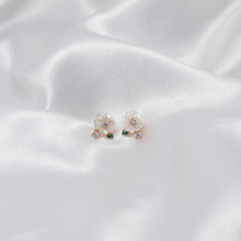 Load image into Gallery viewer, Snowleaf Bloom Earrings